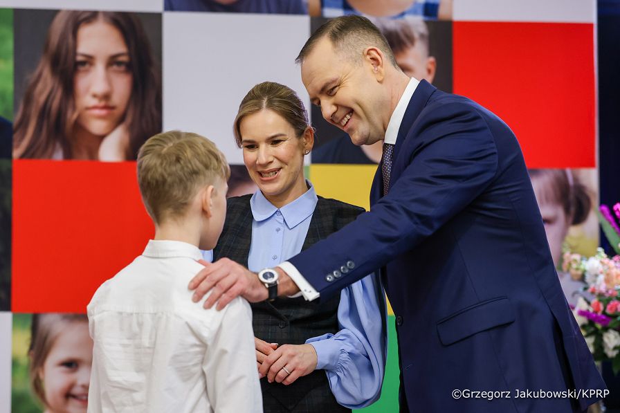 007_Para_Prezydencka_Marta_Nawrocka_Karol_Nawrocki_Udział w gali wręczenia dyplomów stypendialnych dzieciom poległych lub rannych żołnierzy, funkcjonariuszy i pracowników służb publicznych_27-11-2025_4T1A3368.jpg.JPG