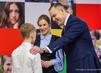 007_Para_Prezydencka_Marta_Nawrocka_Karol_Nawrocki_Udział w gali wręczenia dyplomów stypendialnych dzieciom poległych lub rannych żołnierzy, funkcjonariuszy i pracowników służb publicznych_27-11-2025_4T1A3368.jpg.JPG