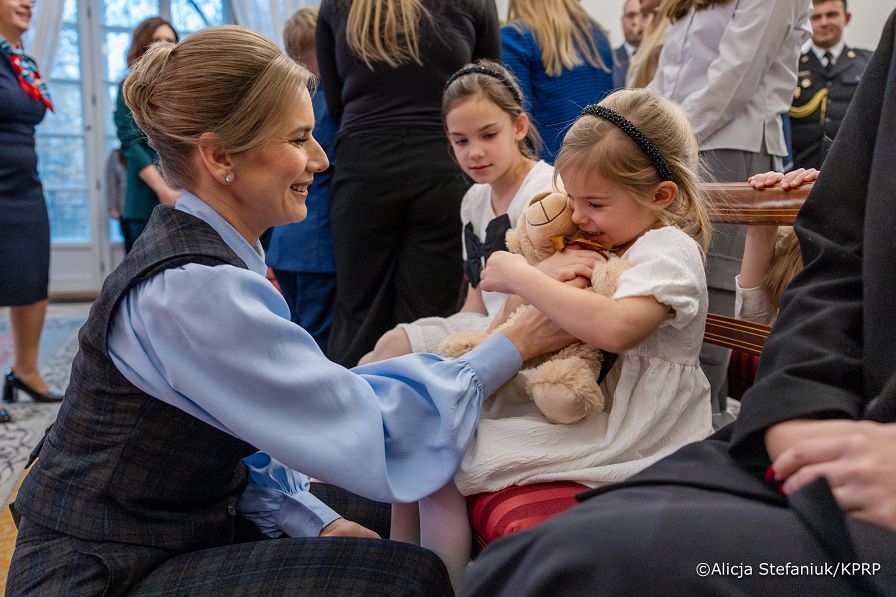 015_Para_Prezydencka_Marta_Nawrocka_Karol_Nawrocki_Udział w gali wręczenia dyplomów stypendialnych dzieciom poległych lub rannych żołnierzy, funkcjonariuszy i pracowników służb publicznych_27-11-2025_7C6A7941.jpg.JPG