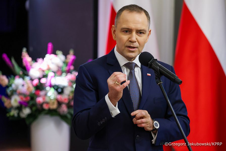004_Para_Prezydencka_Marta_Nawrocka_Karol_Nawrocki_Udział w gali wręczenia dyplomów stypendialnych dzieciom poległych lub rannych żołnierzy, funkcjonariuszy i pracowników służb publicznych_27-11-2025_4T1A3245.jpg.JPG