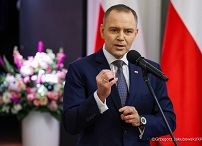004_Para_Prezydencka_Marta_Nawrocka_Karol_Nawrocki_Udział w gali wręczenia dyplomów stypendialnych dzieciom poległych lub rannych żołnierzy, funkcjonariuszy i pracowników służb publicznych_27-11-2025_4T1A3245.jpg.JPG