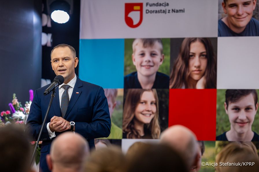 003_Para_Prezydencka_Marta_Nawrocka_Karol_Nawrocki_Udział w gali wręczenia dyplomów stypendialnych dzieciom poległych lub rannych żołnierzy, funkcjonariuszy i pracowników służb publicznych_27-11-2025_7C6A6885.jpg.JPG