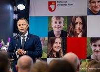 003_Para_Prezydencka_Marta_Nawrocka_Karol_Nawrocki_Udział w gali wręczenia dyplomów stypendialnych dzieciom poległych lub rannych żołnierzy, funkcjonariuszy i pracowników służb publicznych_27-11-2025_7C6A6885.jpg.JPG
