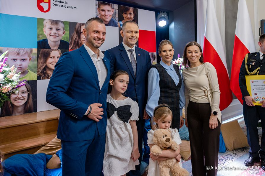 018_Para_Prezydencka_Marta_Nawrocka_Karol_Nawrocki_Udział w gali wręczenia dyplomów stypendialnych dzieciom poległych lub rannych żołnierzy, funkcjonariuszy i pracowników służb publicznych_27-11-2025_7C6A8146.jpg.JPG
