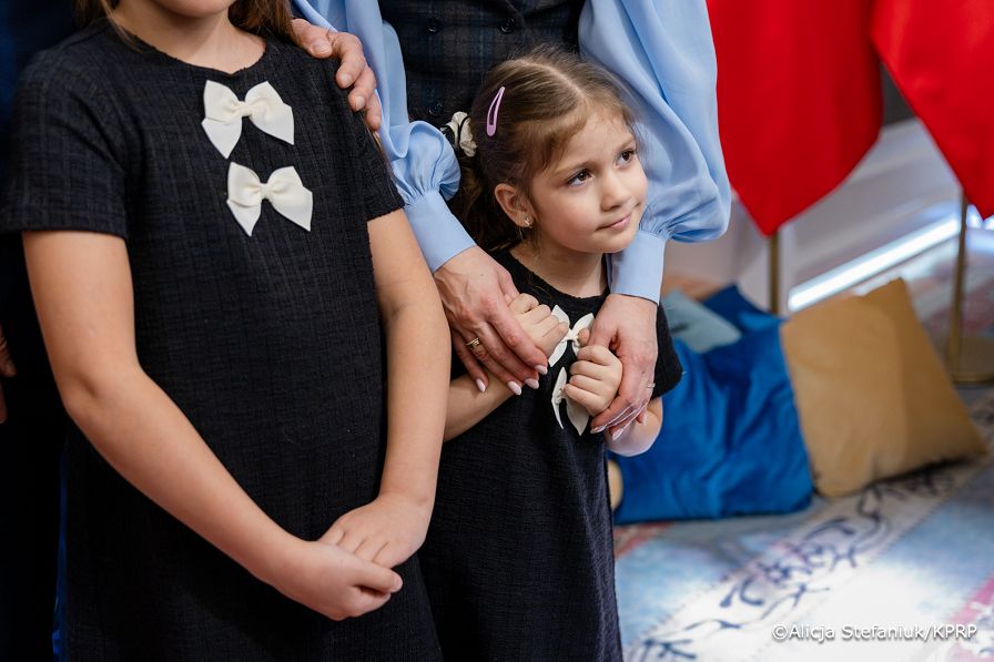 019_Para_Prezydencka_Marta_Nawrocka_Karol_Nawrocki_Udział w gali wręczenia dyplomów stypendialnych dzieciom poległych lub rannych żołnierzy, funkcjonariuszy i pracowników służb publicznych_27-11-2025_7C6A8246.jpg.JPG