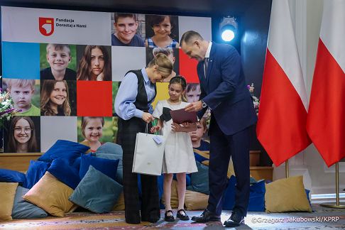 022_Para_Prezydencka_Marta_Nawrocka_Karol_Nawrocki_Udział w gali wręczenia dyplomów stypendialnych dzieciom poległych lub rannych żołnierzy, funkcjonariuszy i pracowników służb publicznych_27-11-2025_1S5A2974.jpg.JPG