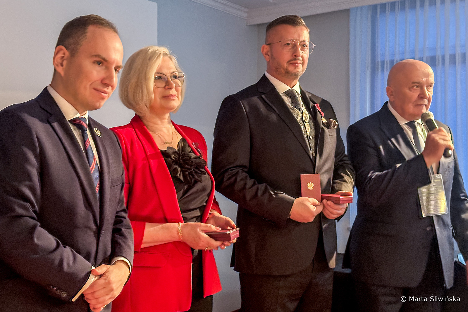 001_Minister_Adam_Andruszkiewicz_XLIII_Forum_Zwiazku_Gmin_Wiejskich_Wojewodztwa_Podlaskiego_20251127_Brązowe Krzyże Zasługi grupowe.jpg [1.05 MB]