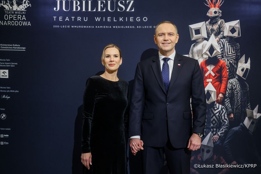002_Para_Prezydencka_udział w 200-leciu położenia kamienia węgielnego pod budowę Teatru Wielkiego w Warszawie  oraz 60-lecia ponownego otwarcia gmachu po odbudowie ze zniszczeń wojennych_29-11-2025_LB_29141.jpg.JPG