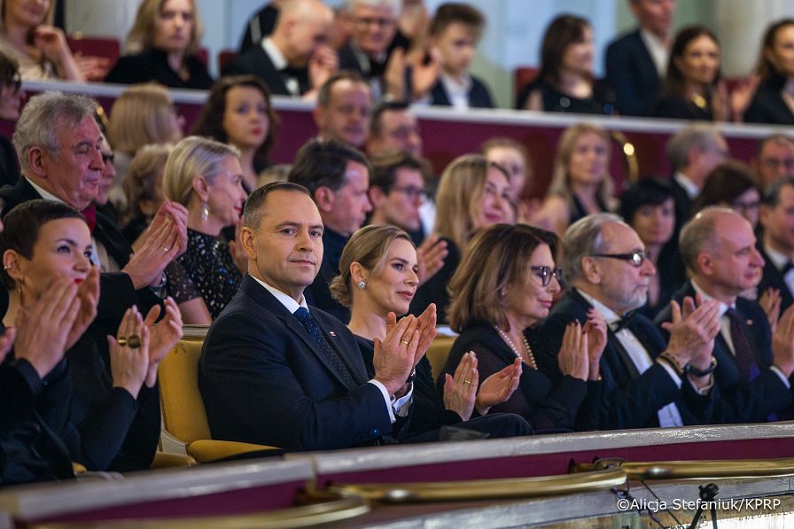 007_Para_Prezydencka_udział w 200-leciu położenia kamienia węgielnego pod budowę Teatru Wielkiego w Warszawie  oraz 60-lecia ponownego otwarcia gmachu po odbudowie ze zniszczeń wojennych_29-11-2025_7C6A3087.jpg.JPG