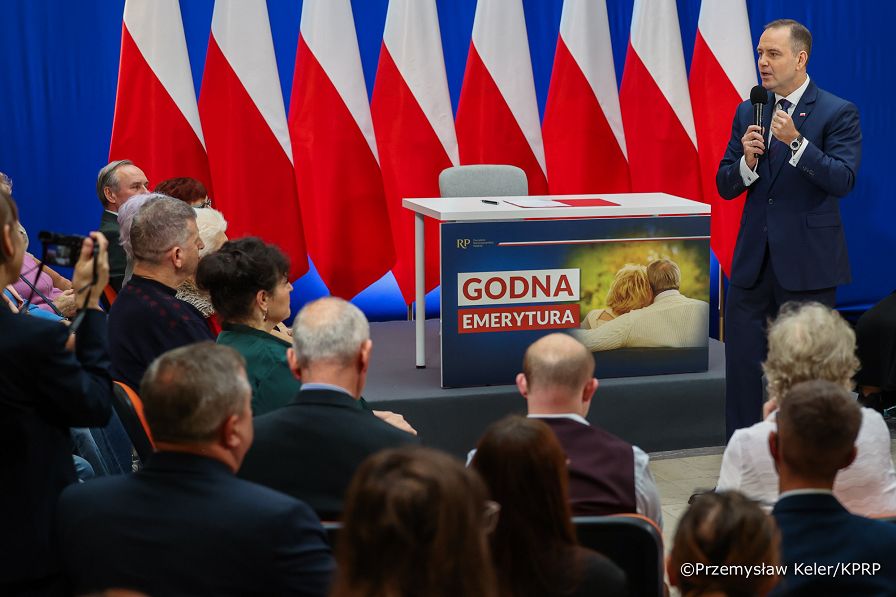 006_Prezydent_Karol_Nawrocki_Podpisanie_ustawa_godna_emerytura_03-11-2025_PK2_0591.jpg