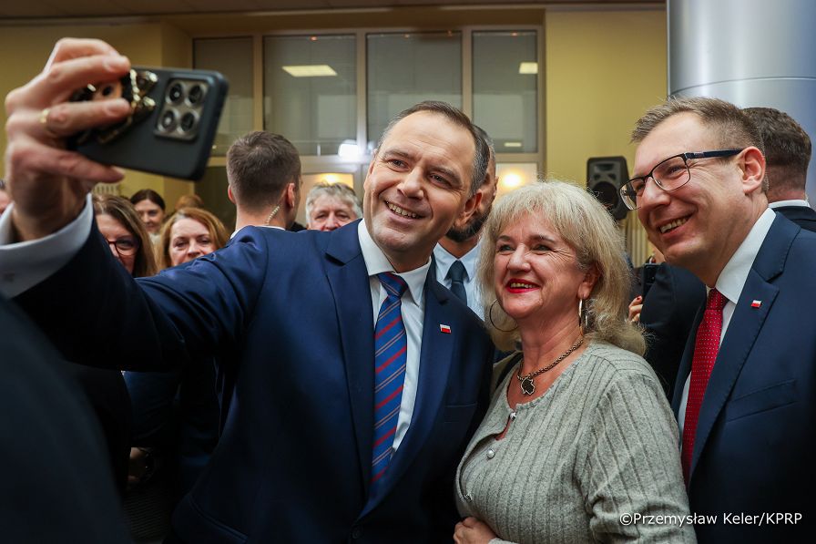 011_Prezydent_Karol_Nawrocki_Podpisanie_ustawa_godna_emerytura_03-11-2025_PK1_8577.jpg