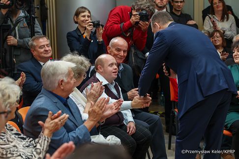 004_Prezydent_Karol_Nawrocki_Podpisanie_ustawa_godna_emerytura_03-11-2025_PK1_7950.jpg