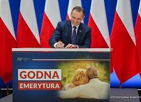 001_Prezydent_Karol_Nawrocki_Podpisanie_ustawa_godna_emerytura_03-11-2025_PK1_7897.jpg