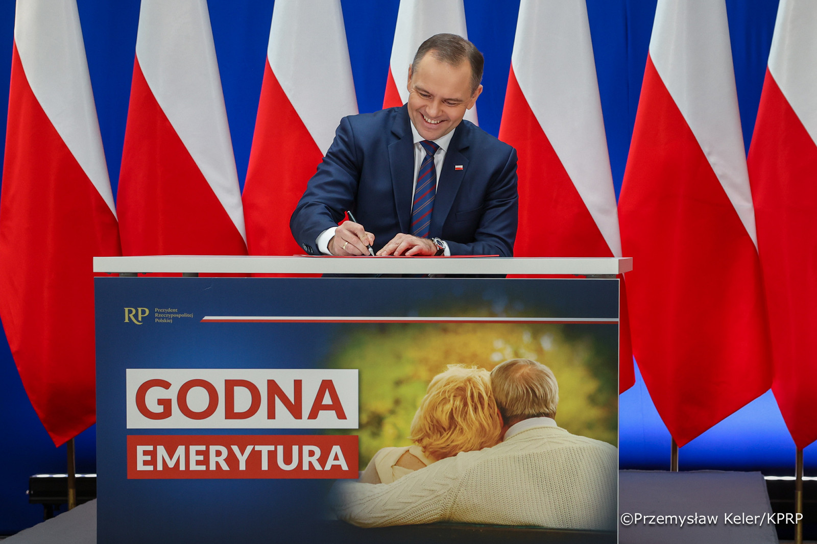001_Prezydent_Karol_Nawrocki_Podpisanie_ustawa_godna_emerytura_03-11-2025_PK1_7897.jpg [744.65 KB]