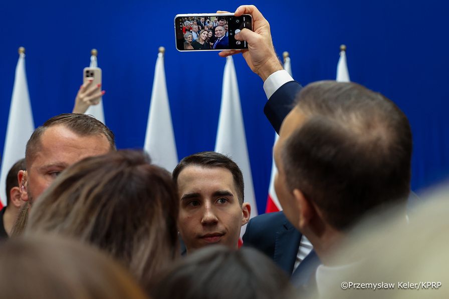 013_Prezydent_Karol_Nawrocki_Podpisanie_ustawa_godna_emerytura_03-11-2025_PK1_8682.jpg