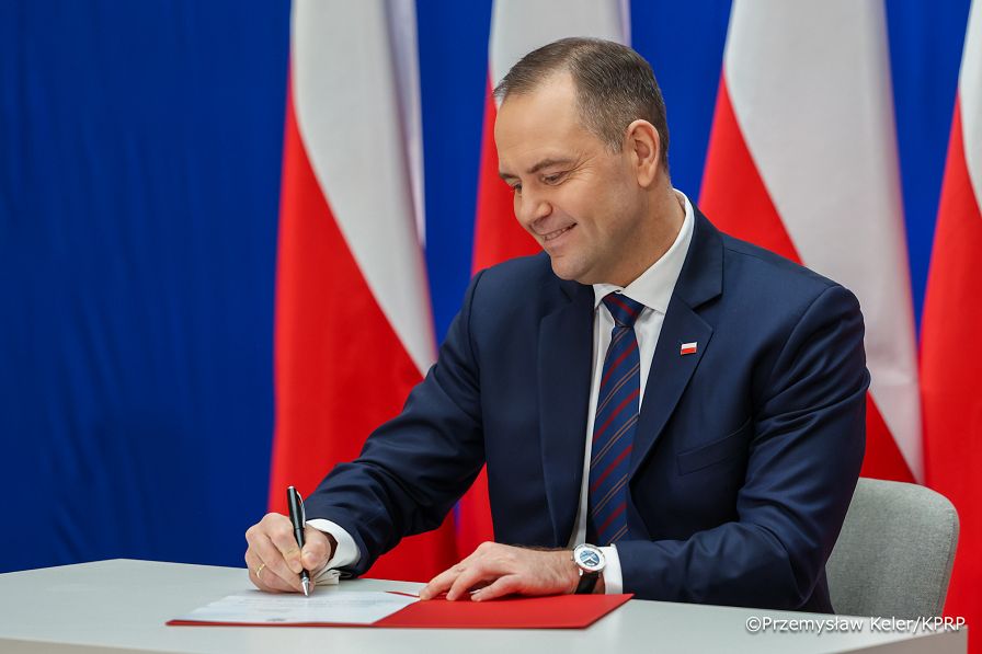 002_Prezydent_Karol_Nawrocki_Podpisanie_ustawa_godna_emerytura_03-11-2025_PK2_0432.jpg