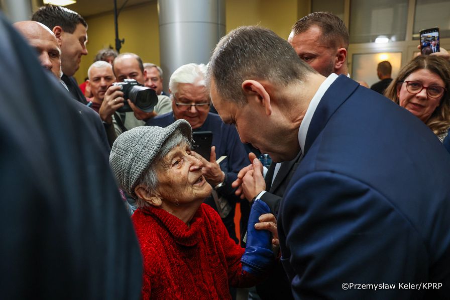 010_Prezydent_Karol_Nawrocki_Podpisanie_ustawa_godna_emerytura_03-11-2025_PK1_8555.jpg