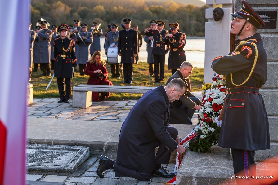 010_Prezydent_Karol_Nawrocki_wience_Pomnik_Brama_Wolnosci_20251105_MWB19314.jpg