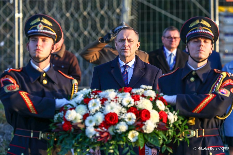006_Prezydent_Karol_Nawrocki_wience_Pomnik_Brama_Wolnosci_20251105_MWB29329.jpg