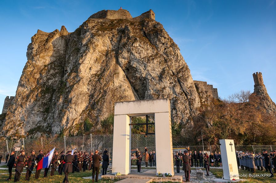 007_Prezydent_Karol_Nawrocki_wience_Pomnik_Brama_Wolnosci_20251105_MWB19290.jpg