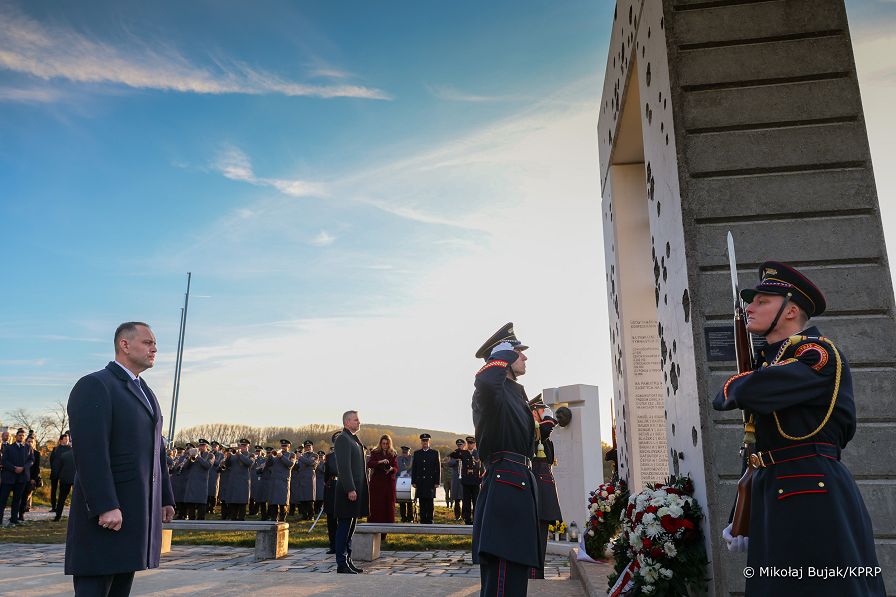 009_Prezydent_Karol_Nawrocki_wience_Pomnik_Brama_Wolnosci_20251105_MWB19311.jpg