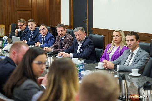 007_Minister_Karol_Rabenda_doradca_Alvin_Gajadhur_BAS_spotkanie_przedstawiciele_strona_spoleczna_20251106_LB_25113.jpg
