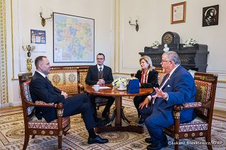 007_Prezydent_Karol_Nawrocki_Minister_Agnieszka_Jędrzak_Spotkanie z przedstawicielami Polonii w USA_07-11-2025_LB_26212.jpg