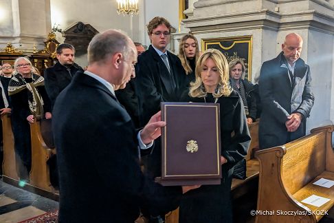003_Minister_Wojciech_Kolarski_Pośmiertne odznaczenie Elżbiety Pendereckiej_08-11-2025_PXL_20251108_111131016.jpg
