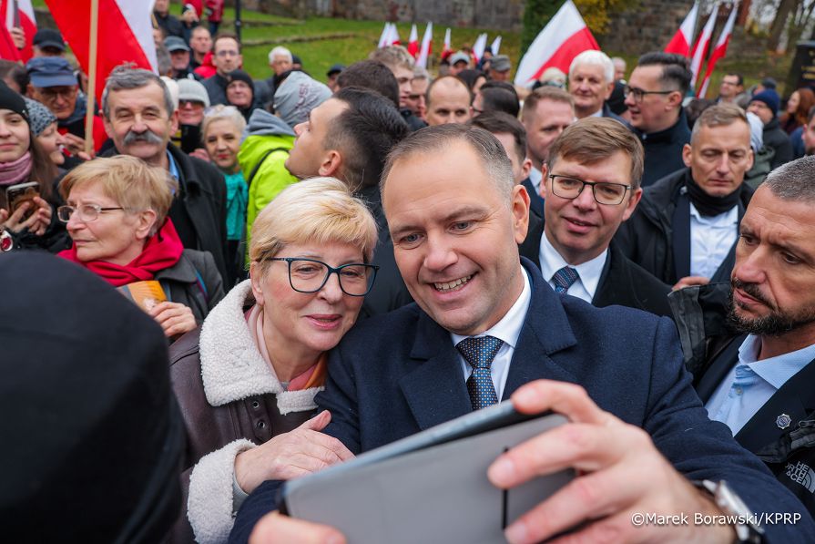 012_Prezydent_Karol_Nawrocki_Złożenie wieńca przy Pomniku Poległym, Pomordowanym i Zamęczonym Polakom_spotkanie_mieszkańcy_08-11-2025_MB1_0325.jpg
