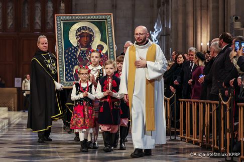 010_Pierwsza_Dama_Marta_Nawrocka_Paryż_Inauguracja_Kaplicy Polskiej i ponownego wprowadzenia do niej Ikony Matki Bożej Częstochowskiej_08-11-2025_7C6A7313.jpg
