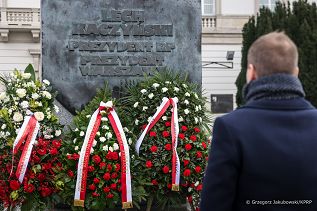 002_Minister_Adam_Andruszkiewicz_wieniec_miesiecznica_katastrofy_Smolenskiej_20251210_GJA_8787.jpg