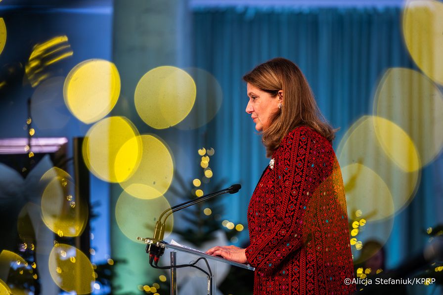 010_Pierwsza_Dama_Marta_Nawrocka_spotkanie z paniami ambasador oraz współmałżonkami szefów misji dyplomatycznych_10-12-2025_7C6A8948.jpg.JPG