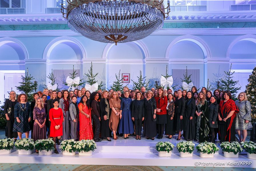 025_Pierwsza_Dama_Marta_Nawrocka_spotkanie z paniami ambasador oraz współmałżonkami szefów misji dyplomatycznych_10-12-2025_PK1_0122.jpg.JPG
