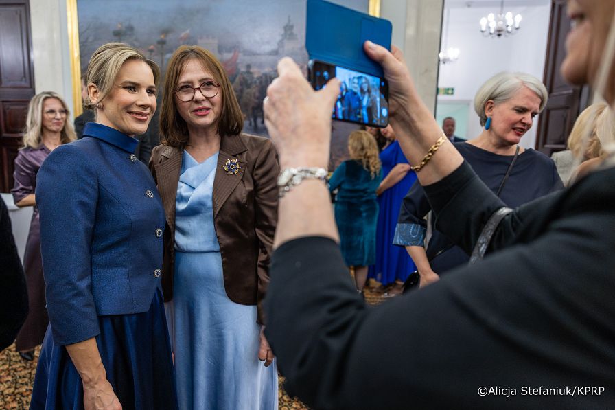 029_Pierwsza_Dama_Marta_Nawrocka_spotkanie z paniami ambasador oraz współmałżonkami szefów misji dyplomatycznych_10-12-2025_7C6A9845.jpg.JPG