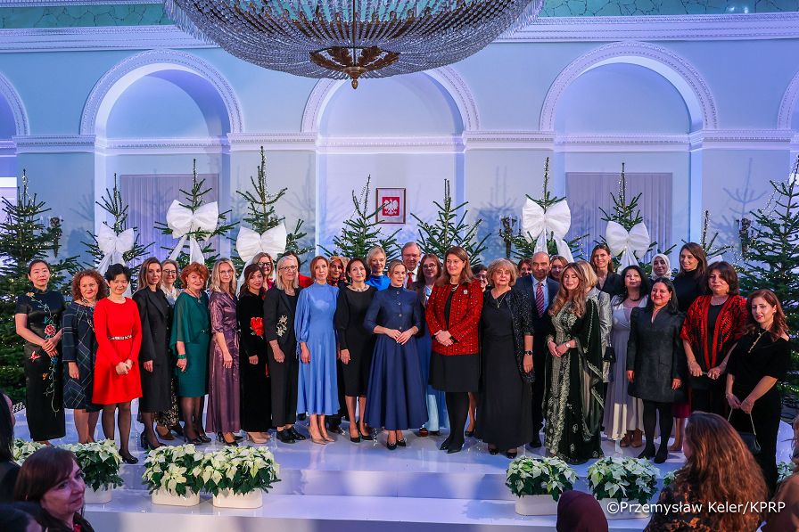 026_Pierwsza_Dama_Marta_Nawrocka_spotkanie z paniami ambasador oraz współmałżonkami szefów misji dyplomatycznych_10-12-2025_PK1_0167.jpg.JPG