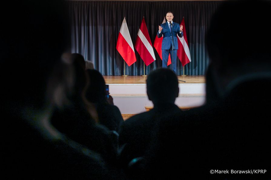 013_Prezydent Karol Nawrocki_Spotkanie z Polakami mieszkającymi na Łotwie_11-12-2025_MB1_7715.jpg