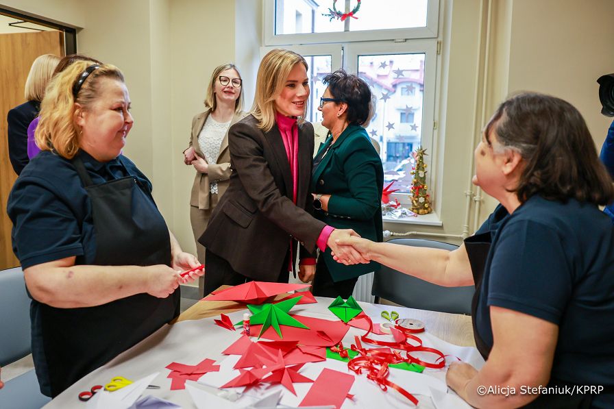 005_Pierwsza Dama Marta Nawrocka_Busko-Zdrój_Otwarcie Zakładu Aktywności Zawodowej_11-12-2025_7C6A8115.jpg