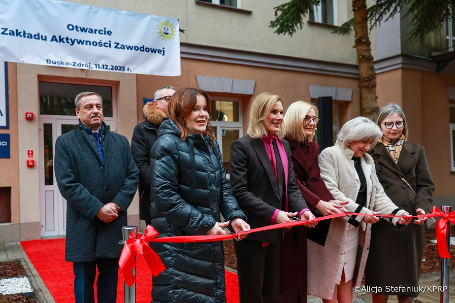 001_Pierwsza Dama Marta Nawrocka_Busko-Zdrój_Otwarcie Zakładu Aktywności Zawodowej_11-12-2025_7C6A7694.jpg