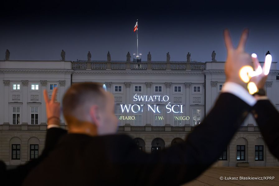 002_a_Prezydent_Karol_Nawrocki_Iluminacja_Swiatlo Wolnosci 44_rocznica_stanu_wojennego_w_Polsce _20251213_LB_29461.jpg