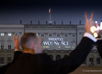 002_a_Prezydent_Karol_Nawrocki_Iluminacja_Swiatlo Wolnosci 44_rocznica_stanu_wojennego_w_Polsce _20251213_LB_29461.jpg