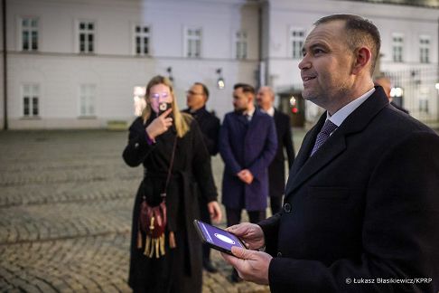 001_Prezydent_Karol_Nawrocki_Iluminacja_Swiatlo Wolnosci 44_rocznica_stanu_wojennego_w_Polsce _20251213_LB_29415.jpg