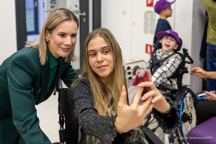 022_b_Prezydentowa_Marta_Nawrocka_spotkanie_Podopieczni_kliniki_Paley_Europe_20251213_7C6A6146.jpg
