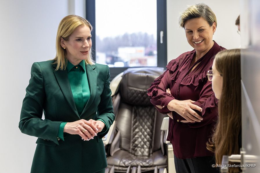 008_a_Prezydentowa_Marta_Nawrocka_spotkanie_Podopieczni_kliniki_Paley_Europe_20251213_7C6A4404.jpg