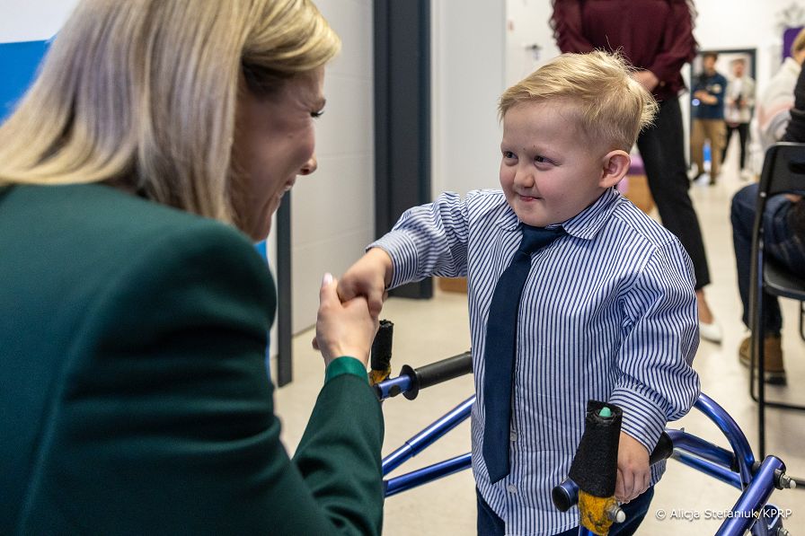 001_a_Prezydentowa_Marta_Nawrocka_spotkanie_Podopieczni_kliniki_Paley_Europe_20251213_7C6A3444.jpg