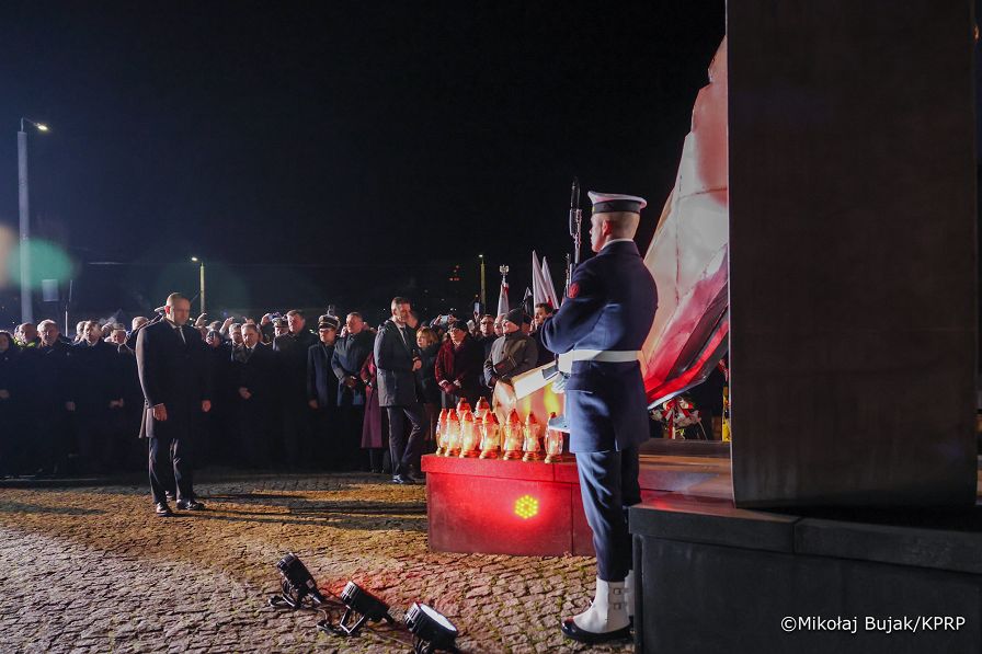 008_Prezydent_Karol_Nawrocki_Gdynia_obchody 55. rocznicy Grudnia ’70_17-12-2025_MWB13813.jpg