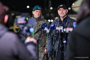 010_Prezydent_Karol_Nawrocki_wizyta_port_Rzeszow_Jasionka_i_POLLOGHUB_20251202_MWB20671.jpg