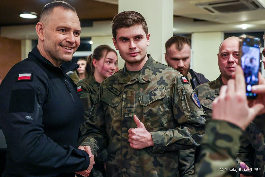 009_g_Prezydent_Karol_Nawrocki_wizyta_port_Rzeszow_Jasionka_i_POLLOGHUB_20251202_MWB12794.jpg