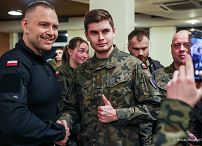009_g_Prezydent_Karol_Nawrocki_wizyta_port_Rzeszow_Jasionka_i_POLLOGHUB_20251202_MWB12794.jpg