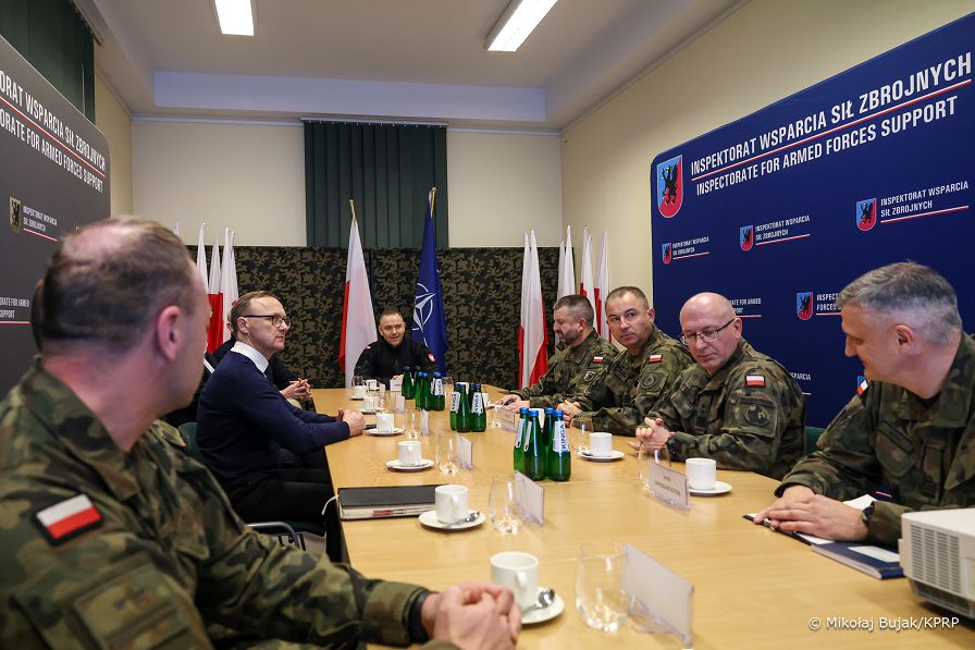 007_Prezydent_Karol_Nawrocki_wizyta_port_Rzeszow_Jasionka_i_POLLOGHUB_20251202_MWB11281.jpg