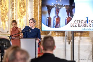 003_Prezydentowa_Marta_Nawrocka_Gala_konkurs_Czlowiek_bez_barier_20251202_7C6A7738.jpg